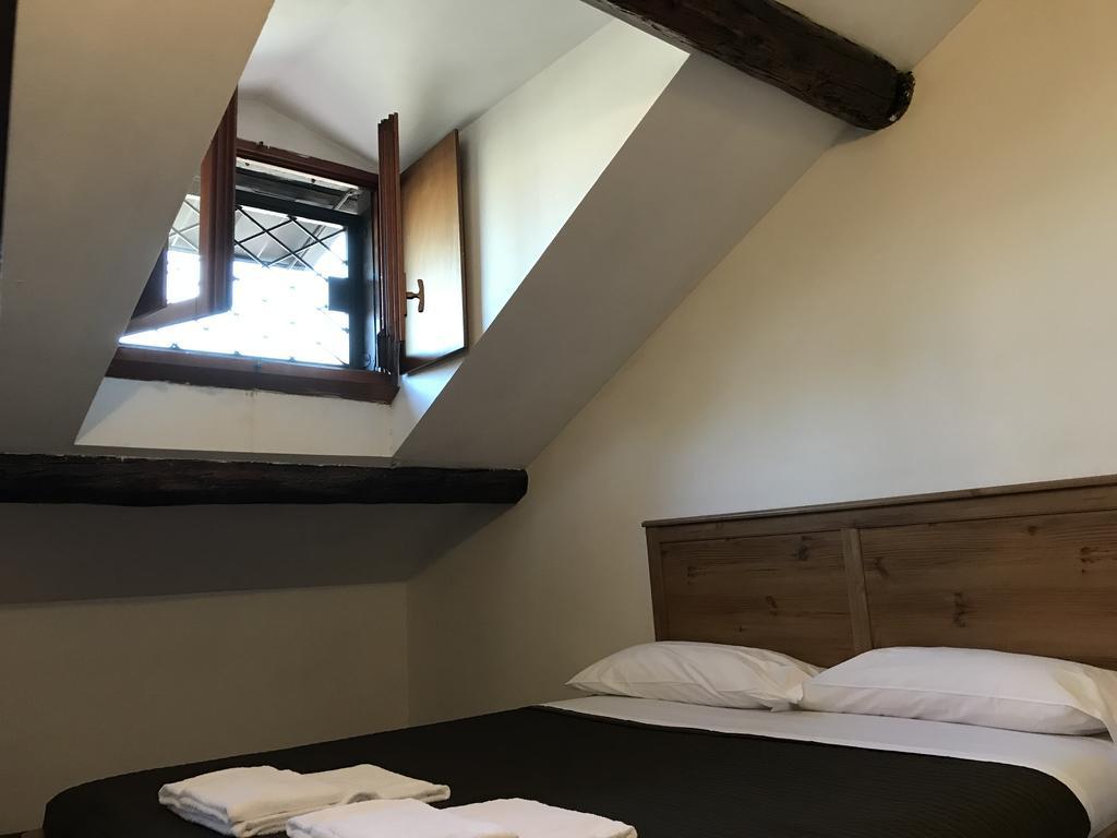 Charming Apartment The Castle Milán Exterior foto